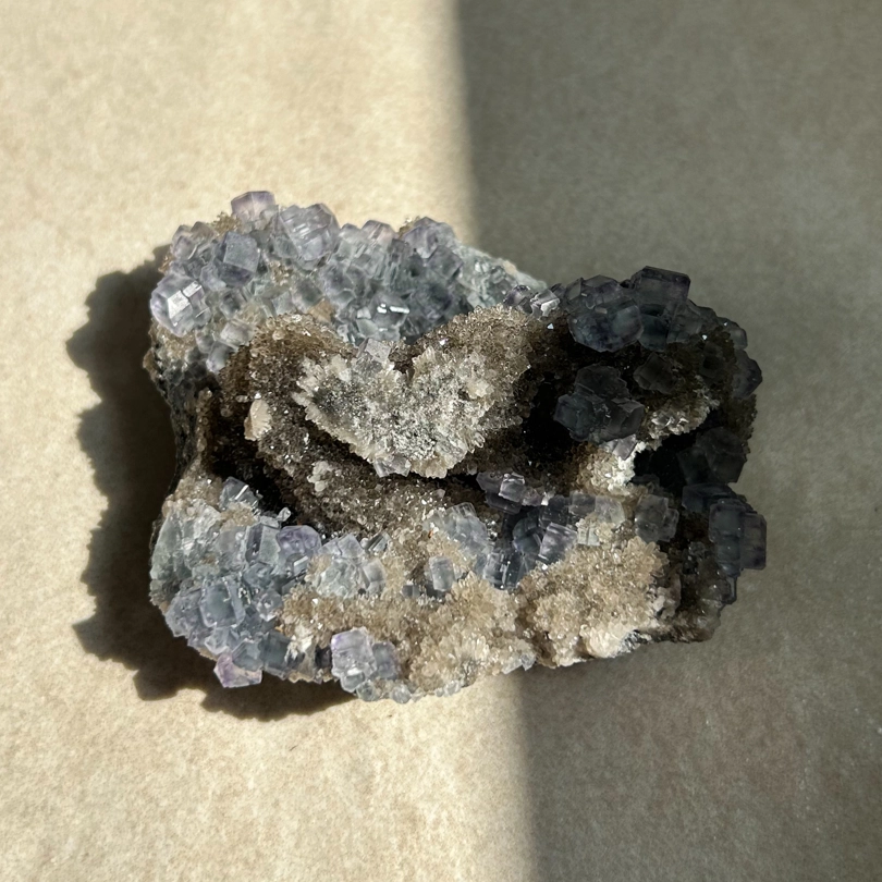 Calcedonio nero con Fluorite blu cubica